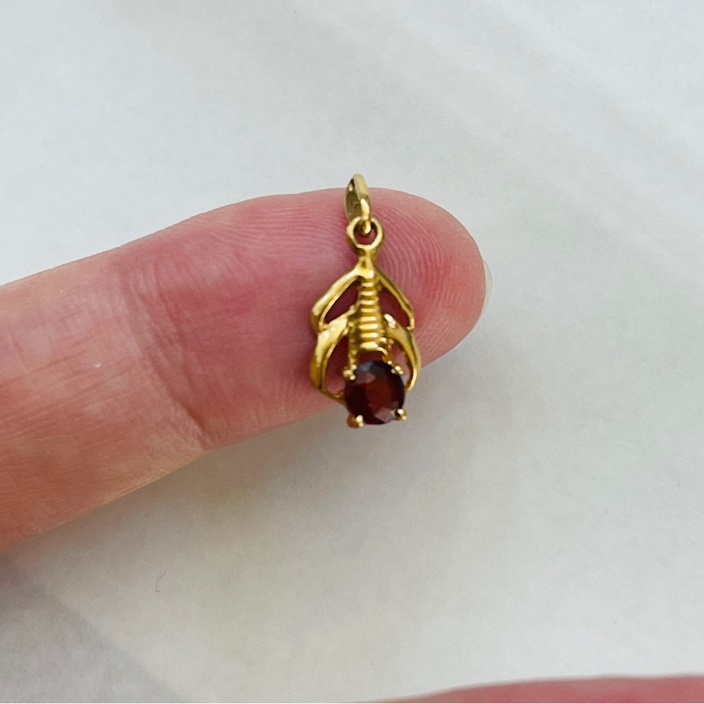 Vintage 18k gold with garnet pendant